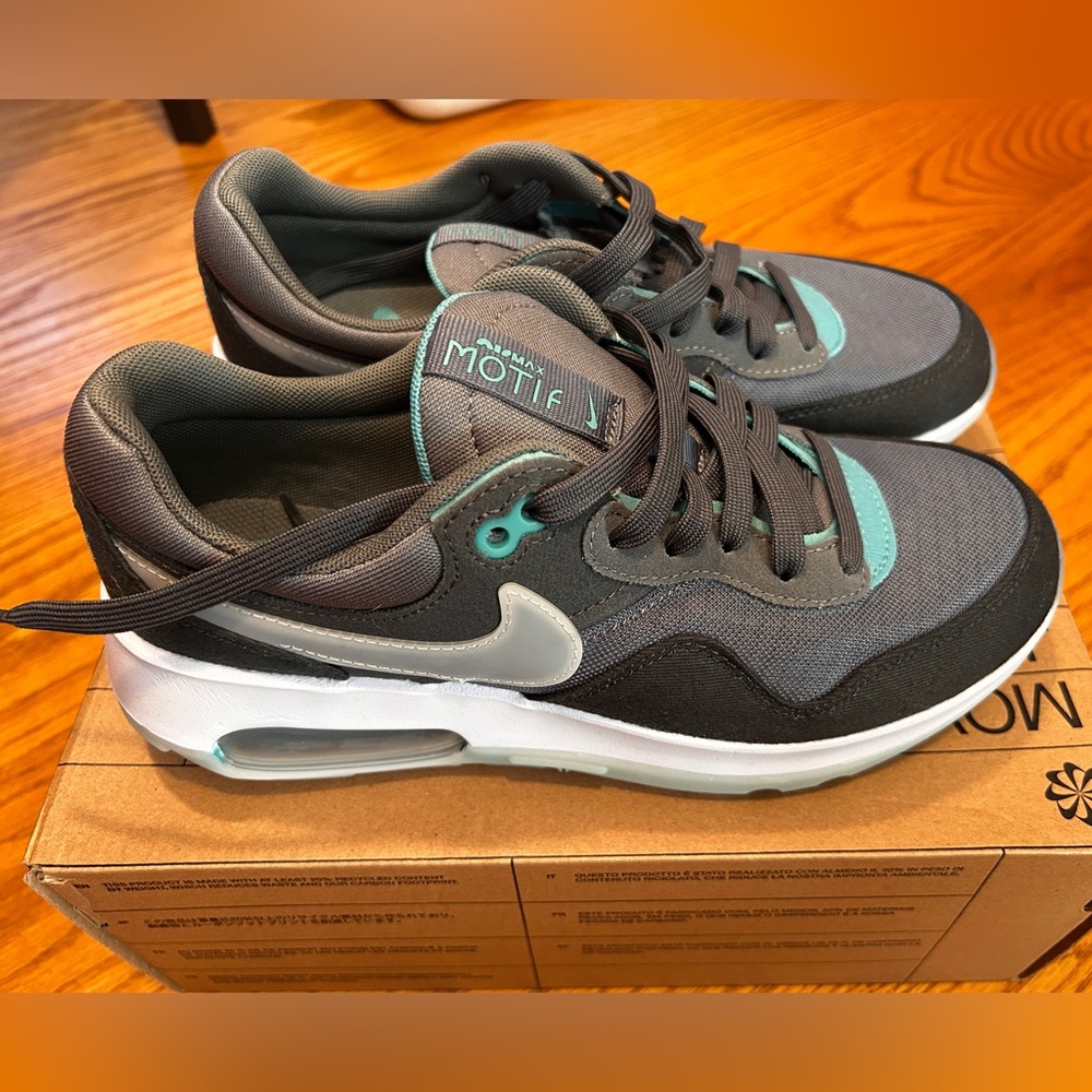 Air Max Motif size 6Y. 6 big kids 8 women’s Cool grey/black-washed teal